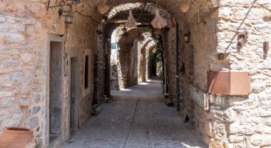 Chios Adası, Yunanistan. Mesta Ortaçağ köyü, Dar Sokak, Taş duvarlar, kaldırım ve taş kemer. Geleneksel mimari