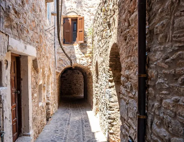 Mesta ortaçağ köyü, Chios Adası, Yunanistan. Dar bir sokak, taş duvarlar, kaldırım ve taş kemer. Geleneksel mimari