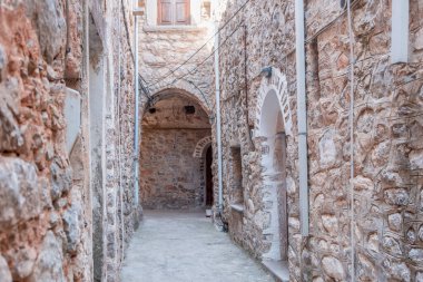 Mesta ortaçağ köyü, Chios Adası, Yunanistan. Dar bir sokak, taş duvarlar, kaldırım ve taş kemer. Geleneksel mimari