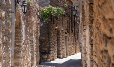 Mesta ortaçağ köyü. Chios Adası, Yunanistan. Dar kaldırım taşı sokağı, geleneksel mimari taş evler ve kemer. Kırsal ahşap kapılar ve fenerler