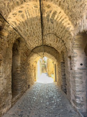 Mesta ortaçağ köyü, Chios Adası, Yunanistan. Dar bir sokak, taş duvarlar, kaldırım ve taş kemer. Geleneksel mimari