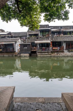 Xitang, Çin, 29 Mart. 2025, antik su kasabası kanallarındaki kırmızı fenerler ve Çin mimari rıhtım binaları