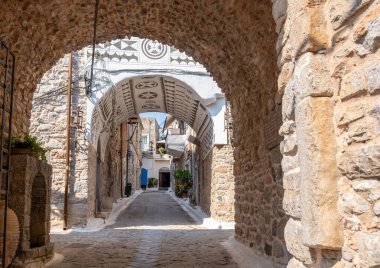 Olimpoi ortaçağ köyü, Chios Adası, Yunanistan. Geleneksel mimari. Dar sokak, taş duvarlar ve taş kemer..
