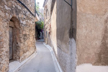 Olimpoi ortaçağ köyü, Chios Adası, Yunanistan. Geleneksel mimari. Dar sokak, taş duvarlar ve taş kemer..