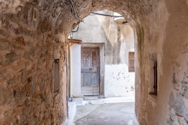 Olimpoi ortaçağ köyü, Chios Adası, Yunanistan. Geleneksel mimari. Dar sokak, taş duvarlar ve taş kemer..