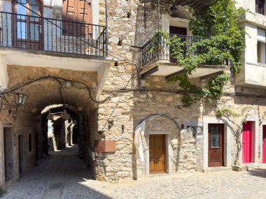 Chios Adası, Yunanistan. Mesta ortaçağ köyü, geleneksel mimar, bir kaldırım taşı geçidine tırmanmak..