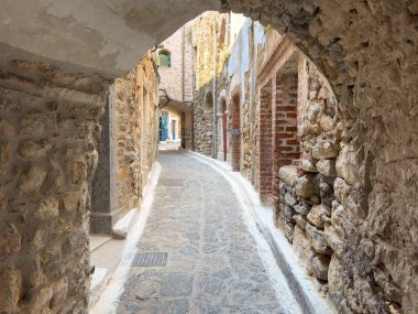 Olimpoi ortaçağ köyü, Chios Adası, Yunanistan. Geleneksel mimari. Dar sokak, taş duvarlar ve taş kemer..
