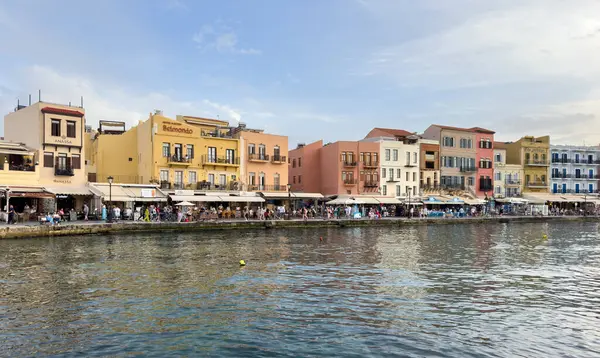 Chania eski Venedik limanı, Yunanistan. 23 Mayıs 2025. Gezinti alanı boyunca rıhtım binaları, kafeler ve restoranlar ve yürüyen insanlar