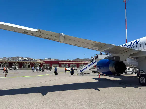 Hanya, Yunanistan, 20 Mayıs 2025. Gezginler, Girit Adası 'ndaki Chania Uluslararası Havaalanı' ndaki mobil merdivenlerden ticari uçağa biniyorlar.