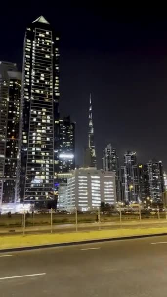 Canlı Şehir Gece Hayatı Parlayan Gökdelenler Şehir Işıkları Aydınlanmış Bir — Stok video