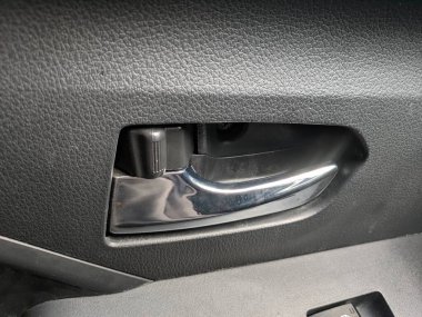 Araba kapısı tokmağı hakkında bir resim. Lüks araba gümüş kapı tokmağı hakkında resim