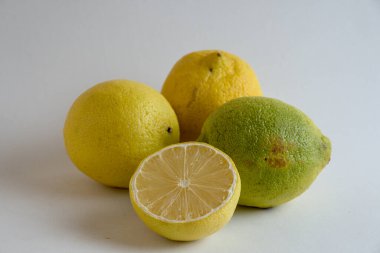 Beyaz arka planda üç buçuk limon