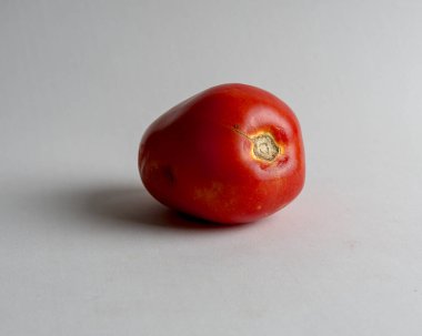 Beyaz arkaplanda kırmızı erik domatesi