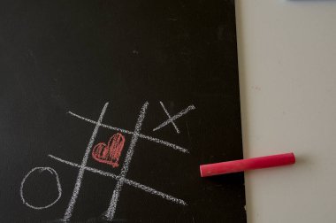 Tahtada kalbi olan üç kişi.