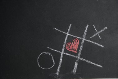 Tahtada kalbi olan üç kişi.