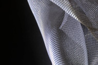 Metalik soyutlama, siyah arkaplanda metal ağ