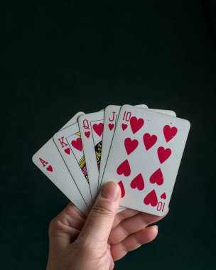 Sifonu çeken bir el.