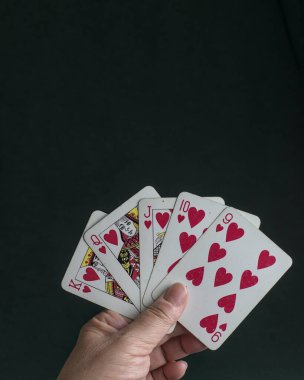 Poker tutan bir el Floş.