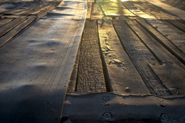 Eski bir rıhtımdaki aşınmış ahşabın arka planı