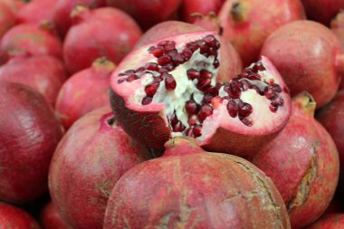 Kudüs 'te renkli bir market tezgahı. Taze, sulu nar dolu.