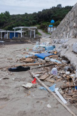 Karadağ 'da bir balıkçı köyünde kirlenmiş plaj, çevre kirliliği kavramı, Asya veya Avrupa