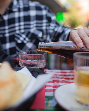 Dışarıdaki bir kafede pizza, çay ve gazoz içen bir adam. Gündelik yemek sahnesinin gizli yaşam tarzı fotoğrafçılığı, yemek, seyahat ve kentsel yaşam tarzı kavramları için ideal.