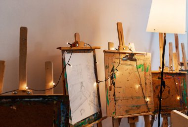 Renkli sehpaların kırmızı dikey görüntüsü peri ışıklarıyla hizalanmıştı. Sanatsal ortam grup yaratıcılığını ve topluluğunu vurguluyor. Eğitim ya da tatil atölyeleri için uygun.