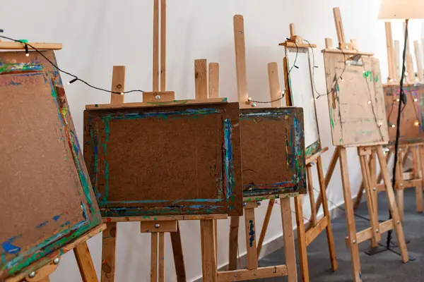 Stüdyoda çok sayıda resim sehpası ve kurutulmuş boya izleri var. Çizim dersleri ya da sanatsal toplantılar için sıcak bir ortam. Yaratıcı eğitim ve etkinlik görselleri için harika.