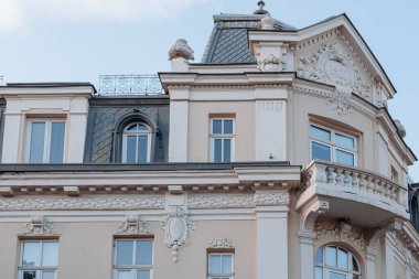 Sofya. Bulgaristan. 09.19.2025. Dekoratif barok mimarisi, alçı süslemeler, kıvrımlı balkon korkulukları ve çatı detayları, zarif şehir mirası..