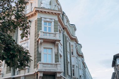 Bulgaristan. 09.19.2025. Yeşil taş duvarlar, beyaz balkonlar, büyük dekoratif heykeller, klasik Avrupa tasarımı, Sofya kentinin kültür mirası seyahat merkezinin altını çizen zarif tarihi yapı..