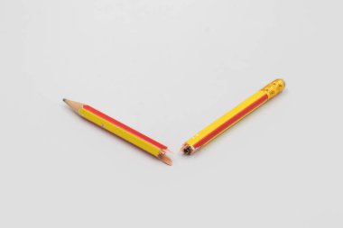 Beyaz arkaplanda izole edilmiş tahta kalemi kapat