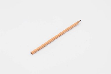 Beyaz arkaplanda izole edilmiş tahta kalemi kapat