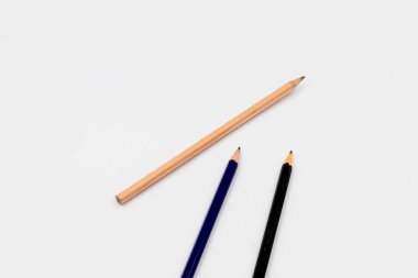 Beyaz arkaplanda izole edilmiş tahta kalemi kapat