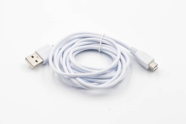 Beyaz arkaplanda akıllı telefon için USB kablosu, beyaz arkaplanda beyaz usb kablosu, çevresel bilgisayar bağlantısı veya akıllı telefon şarj arzı