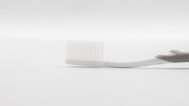 Gri arkaplanda plastik diş fırçası