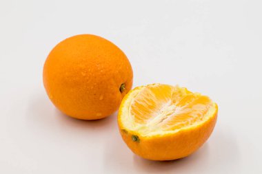 Taze portakal meyvesi beyaz arka planda izole, olgun turuncu beyaz arka planda izole.