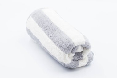 Temiz banyo havluları sırayla serilmiş yumuşak terli havlu katlanmış yumuşak terry havlu..