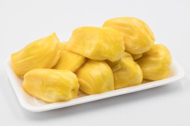 Beyaz bir tabakta olgun meyveli et, beyaz arka planda Jackson meyvesine yakın çekim, beyaz arka planda olgun Jackfruit..