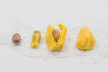 Beyaz bir tabakta olgun meyveli et, beyaz arka planda Jackson meyvesine yakın çekim, beyaz arka planda olgun Jackfruit..