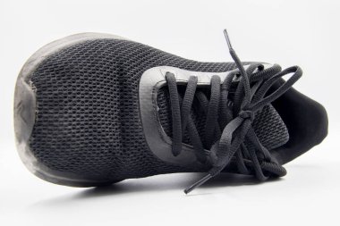 Beyaz arka planda ayakkabı ayakkabısı, beyaz arka planda spor ayakkabısı, beyaz arka planda eski siyah spor ayakkabısı..