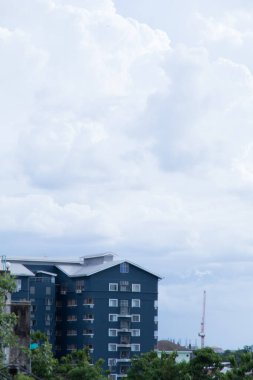 Mavi gökyüzü arkaplanı küçük bulutlarla, doğa mavi gökyüzü arkaplanı, kabarık beyaz bulutlu mavi gökyüzü güneşli bir yaz gününde