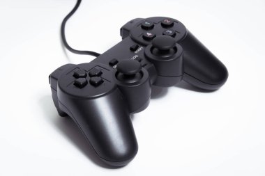 Beyaz arkaplanda siyah denetleyici, video oyunu aygıtı, beyaz arkaplanda Joystick.