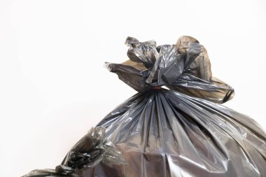 Beyaz arka planda plastik çöp torbaları, beyaz arkaplanda siyah plastik çöp torbaları.
