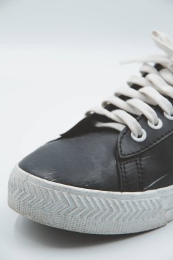 Beyaz arka planda ayakkabı ayakkabısı, beyaz arka planda spor ayakkabısı, beyaz arka planda eski siyah spor ayakkabısı..