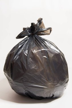 Beyaz arka planda plastik çöp torbaları, beyaz arkaplanda siyah plastik çöp torbaları.