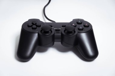 Beyaz arkaplanda siyah denetleyici, video oyunu aygıtı, beyaz arkaplanda Joystick.