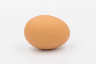 Beyaz arka planda tavuk yumurtaları, beyaz arka planda izole edilmiş yumurta, yakın planda çiğ tavuk yumurtaları, beyaz arka planda izole edilmiş tavuk yumurtası, beyaz arka planda çiğ yumurta.