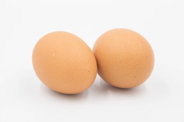 Beyaz arka planda tavuk yumurtaları, beyaz arka planda izole edilmiş yumurta, yakın planda çiğ tavuk yumurtaları, beyaz arka planda izole edilmiş tavuk yumurtası, beyaz arka planda çiğ yumurta.