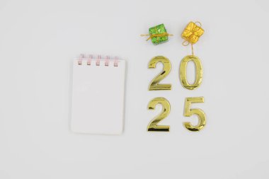 Beyaz arka planda altın 2025 rakamı. 2025 Yeni Yıl Kutlaması, Tatil arkaplanı Mutlu Yıllar 2025. 2025 yılının numaraları, yeni yılı kutlamak, mesaj atmak için alan