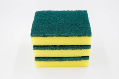 Sarı sünger, temizlik konsepti, beyaz arka planda mutfakta bulaşık yıkamak için sarı sünger..